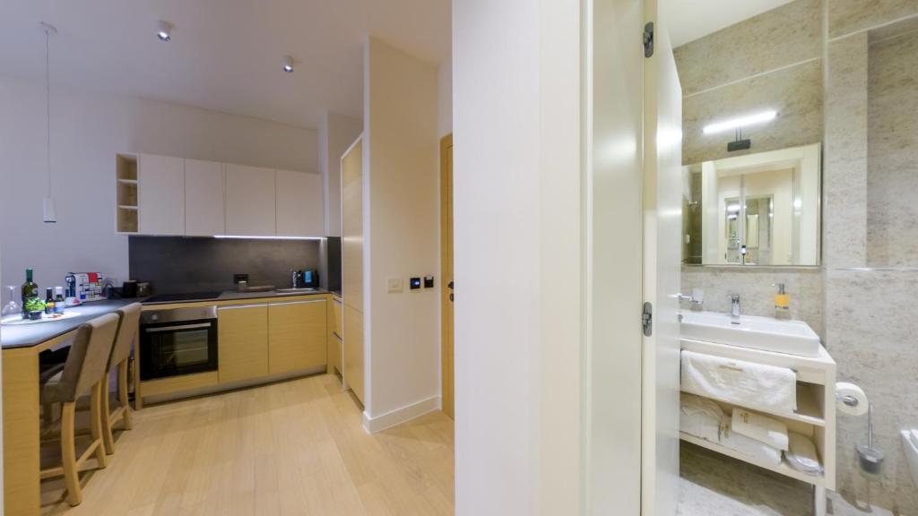 Fully equipped kitchen and dining area